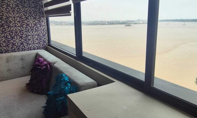 Guayaquil Apartment | Dpt. overlooking the Guayas River with work area in Puerto Santana