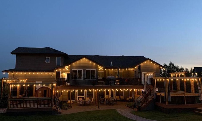 Sherwood Park House | Dragonfly Inn Loft & Walkout Suites