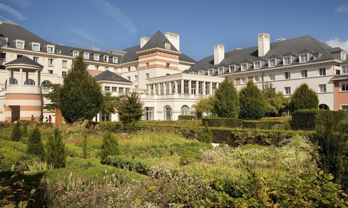 Magny-le-Hongre Hotel | Dream Castle Hotel