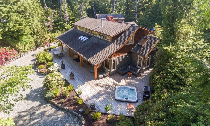 Tofino House | Dream Cottage - Luxurious, Private, Hot Tub - Chesterman Beach