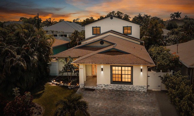 Naples Park House | Dream Getaway Away in 6BR/4.5 Bath Oasis with Heated Pool, Steps from the Beach