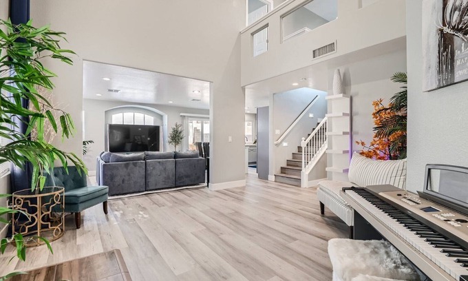 Spring Valley House | Dream Home Comfy 3 BD in Las Vegas. 10 minutes to stadiums, Strip, and more!