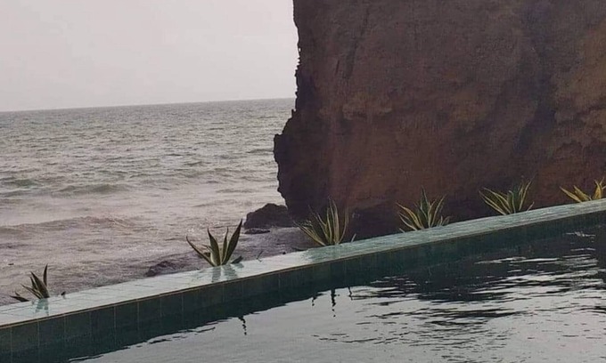 Toubab Dialao Bed & Breakfast | Dream house by the sea with overhanging jacuzzi pool