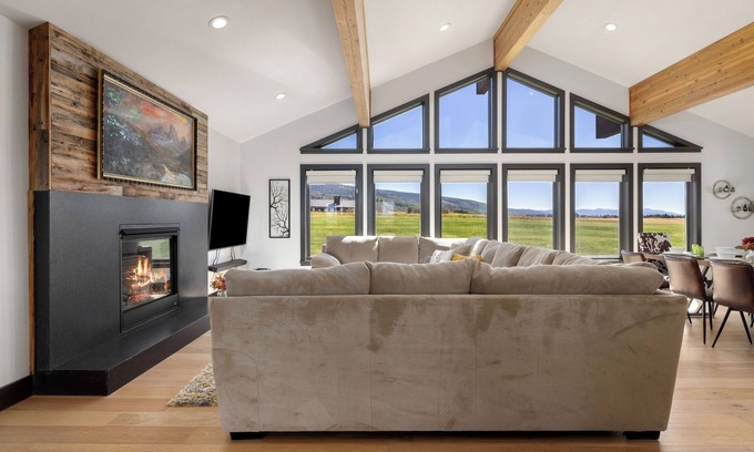 Alta House | Dream Mt Escape 4-bedroom house with Hot Tub & Views, WiFi in lovely Alta, Wy