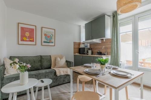 Pere Lachaise Apartment | Dream on a Hammock private in Garden in Paris