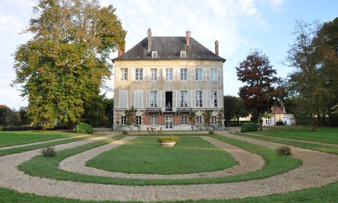 Senlis Bed & Breakfast | Dream room in 18th century manor house