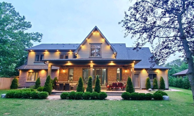 Clarkson-Lorne Park House | Dream Stay. Estate House with Luxury at its best in the heart of the City.