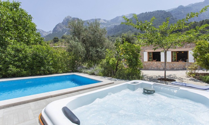 Soller House | Dream villa in the heart of Sóller with pool and jacuzzi. FREE WIFI