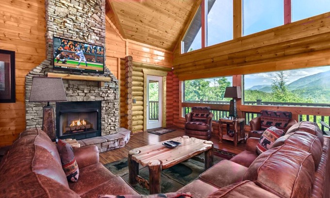 Pittman Center Cabin | Dreamscapes | Mtn Views + Hot Tub & Movie/Game Room!