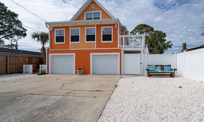 Holiday Beach House | Dreamsicle Fun in the Sun 3minutes from beach