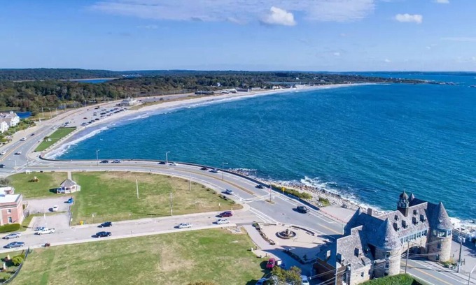 Narragansett Pier House | Dreamy Beach House Close to Everything