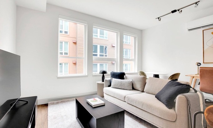 West Bellevue Apartment | Dreamy Bellevue 1BR w/Gym & Roof Lounge, easy commute, by Blueground
