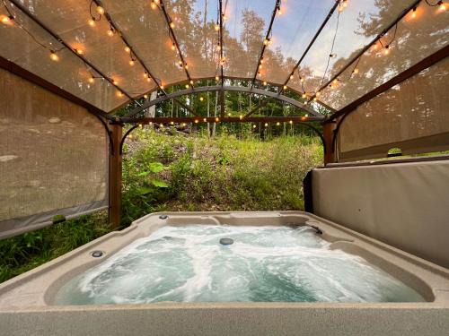 Luray House | Dreamy Couples Cabin in the Shenandoah Forrest