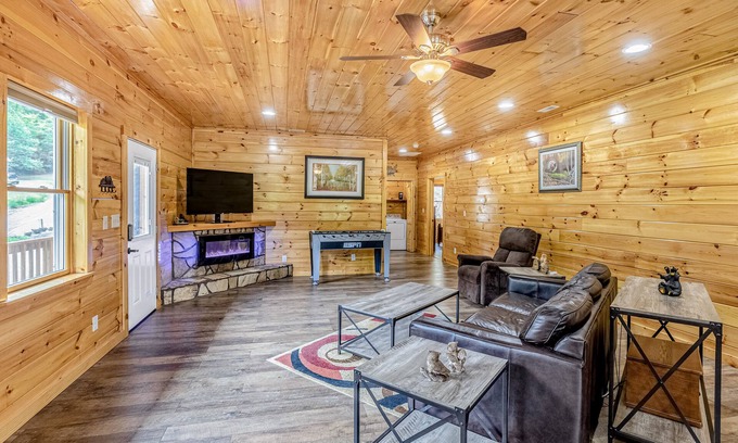 Bryson City House | Dreamy dog-friendly log cabin with free WiFi, covered deck, foosball, & A/C