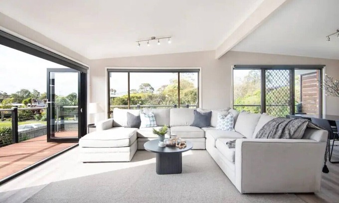 Dromana House | Dreamy Dromana Family Getaway - with Jacuzzi