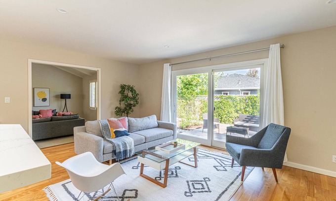 Waverly Park House | Dreamy Mountain View 4BR w/Backyard & Vaulted Ceilings, by Blueground