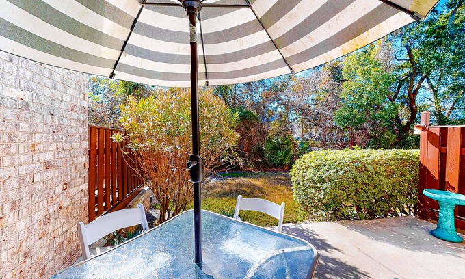 Saint Simons Island House | Dreamy Townhouse w/Shared Pool, Private Patio, & Free WiFi - Dog Welcome