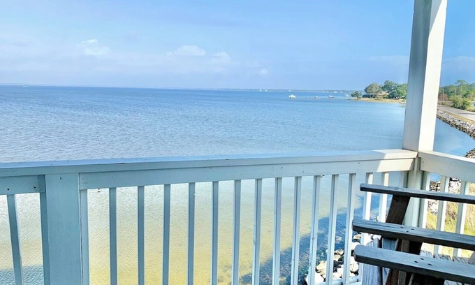 Innerarity Townhomes House | Drift Away - Waterfront End Unit with 2 Kayaks