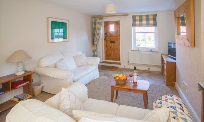 Aldeburgh Apartment | Drift In - sleeps 6 guests in 3 bedrooms