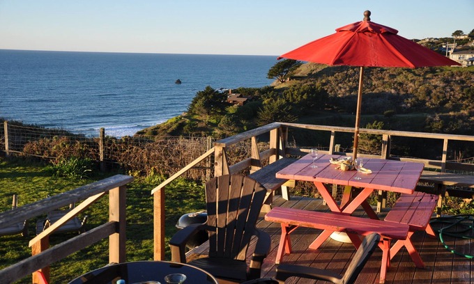Manchester House | Driftwood Bungalow MENDOCINO COAST Ocean Front, Private Path to Beach HOT TUB