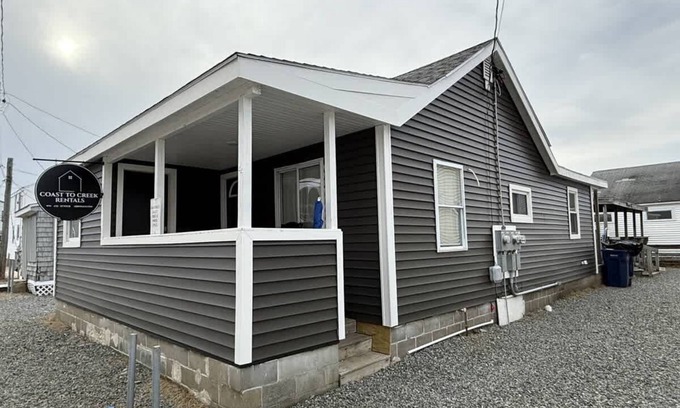 Hampton House | Driftwood Getaway - Perfect Location Near Beach!
