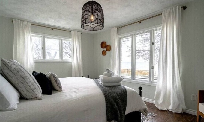 Leamington House | Driftwood Lakehouse with hot tub. Short walk to Point Pelee Park