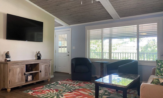 Lake Ozark Condo | DRIFTWOOD SHORES UNIT 2 tropically inspired 2 BR condo close to everything!