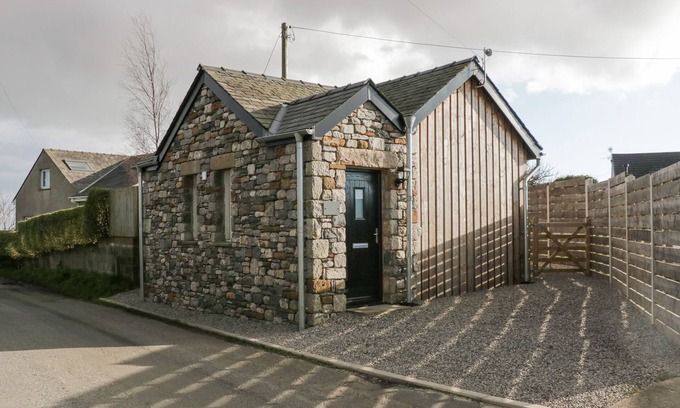 Roosebeck House | DRIFTWOOD STUDIO, pet friendly, with a garden in Barrow-In-Furness