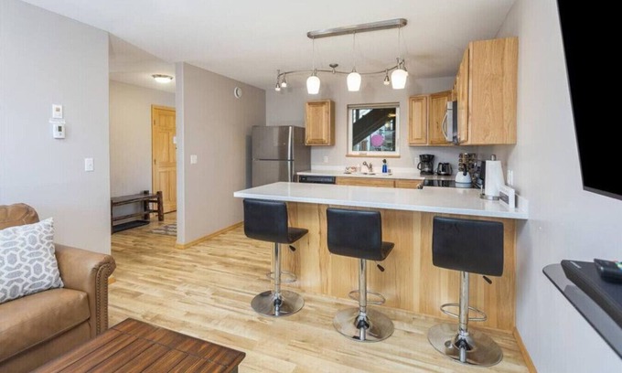 Seward Apartment | Driftwood Suites - WhiteCap Suite (#2)