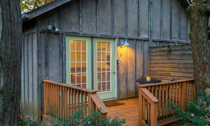 Montebello Cabin | Dripping Rock-1 King BR, Jacuzzi, Kitchenette
