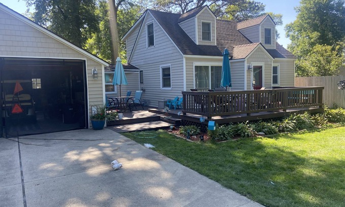 Clear Lake Cabin | Driveway for Boat Trailers. Walking Distance to Downtown, Beach, The Surf!