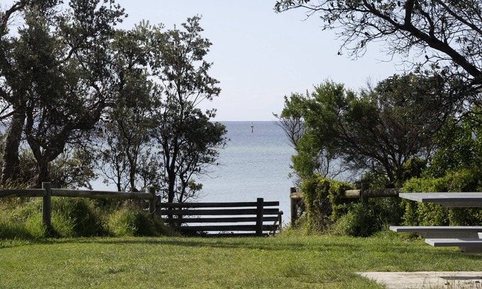 Dromana House | Dromana By The Bay :1 min walk to the beach.