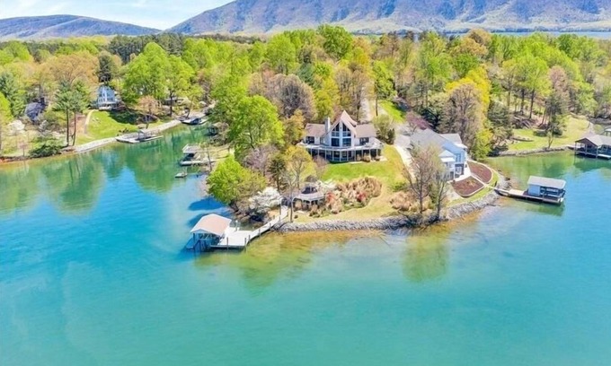 Huddleston House | DROP ANCHOR at Ancora Point! Hot Tub & Sunset Views!