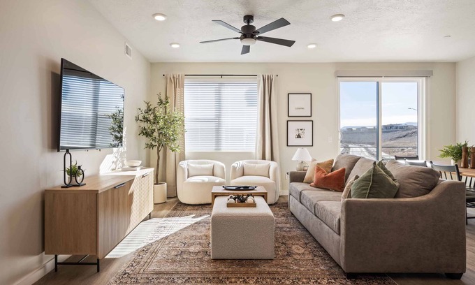 St. George Condo | Drop it like it's Hot: Desert Color Lagoon + Beaches