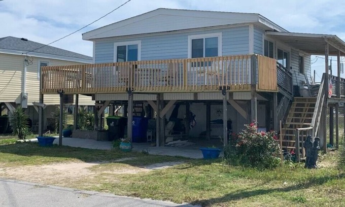 North Topsail Beach Cottage | Drunken Parrot - Sleeps 4, steps away from beach access in North Topsail Beach!