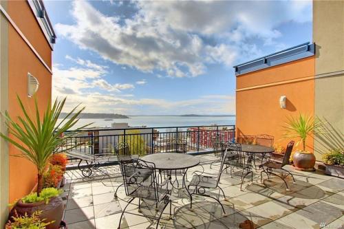Belltown House | DT Designer's 2BR Condo Parking Tub Pool - 99 walk score