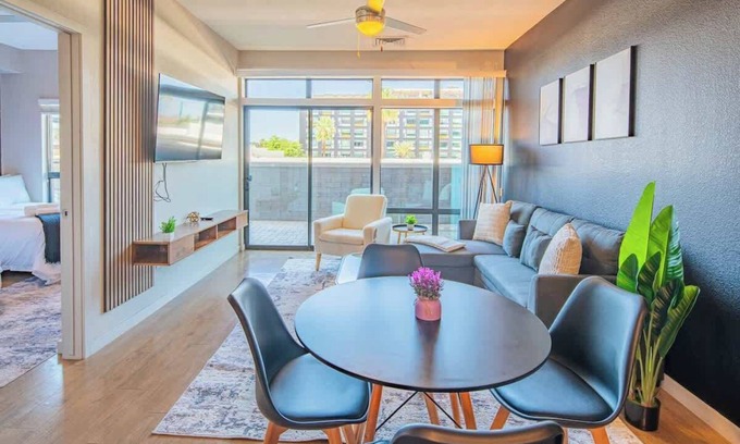 Evans Churchill Apartment | DT PHX Apt | Balcony, W/D Gym, Pool & Parking
