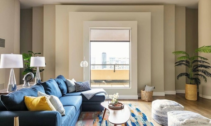 The Loop Condo | DTown Penthouse 2bd +Parking, Gym, Pvt Patio, Pool