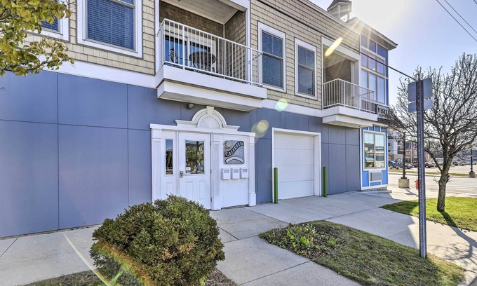 Ludington Condo | Dtwn Ludington Condo: Balcony, Walk To Beach!