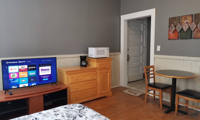 Worcester Apartment | DTWN Studio, separated entrance, walk to WPI, Palladium, DCU, free parking