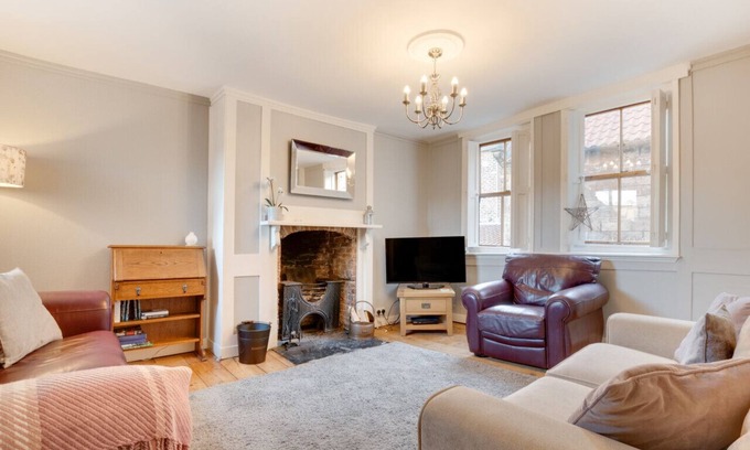 Whitby House | Duck's Cottage - Two Bedroom House, Sleeps 4