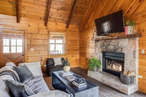 Gatlinburg - Pigeon Forge Apartment | Dudley III by AvantStay Cosy Mountain Home w Hot Tub Great Views