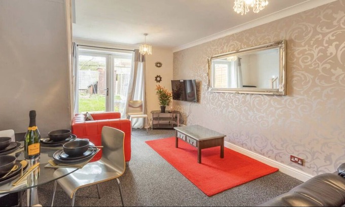 Tipton House | Dudley Port 14 Min To Birmingham City Centre by train. Airport 30 minutes