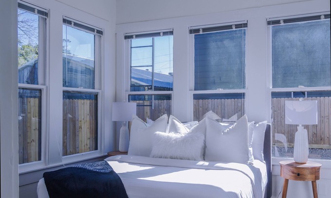 Neartown Apartment | Duke's Montrose Manor A! Downtown, Medical Center ⭐️⭐️⭐️⭐️⭐️