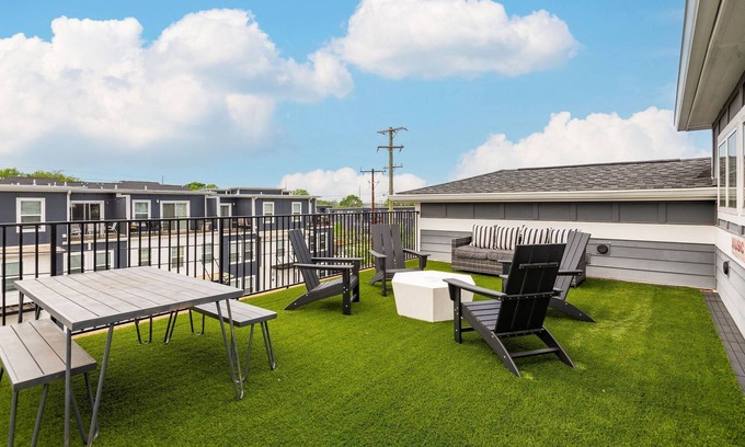 Talbot's Corner Condo | Duke9 ~ Private Penthouse Rooftop ~ Newly Redesigned Interior ~ 8 Min to Downtown and Broadway