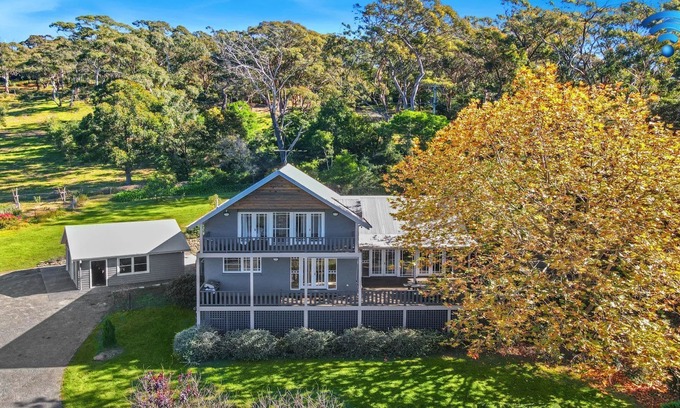 Mittagong House | Dun Barra – private, tranquil property on Mount Gibraltar with seasonal garden and distant view