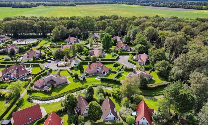 Zwiggelte House | Dunnock I Home with Fireplace in Surrounding Garden