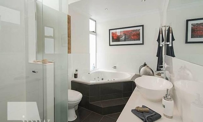 Dunsborough House | Dunsborough spa cottage - quiet spot, central town
