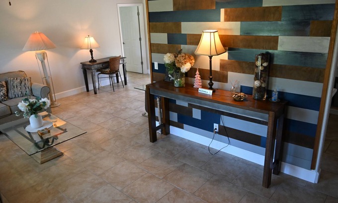 North Port House | Dunsmuir House-Near Warm Mineral Springs, Beaches, Heron Golf & Water Park- WiFi