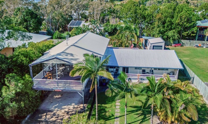 Rainbow Beach House | Dunworkin - Rainbow Beach. Room for everyone and pet friendly! Free Wi-fi. Pool